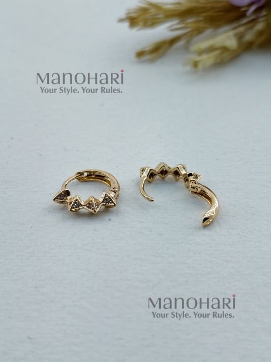 MN-ER-AMEE-AUR-01_1 Aurelia modern edge earrings with sleek geometric gold plated detailing