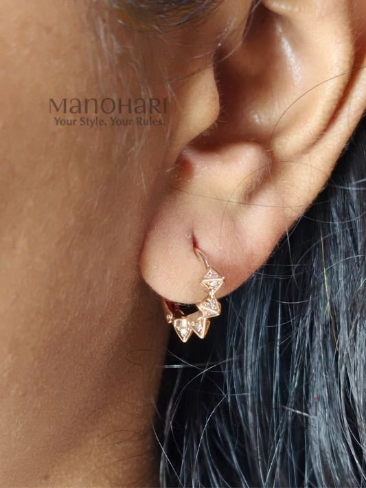 MN-ER-AMEE-AUR-01_3 Aurelia modern edge earrings with sleek geometric gold plated detailing