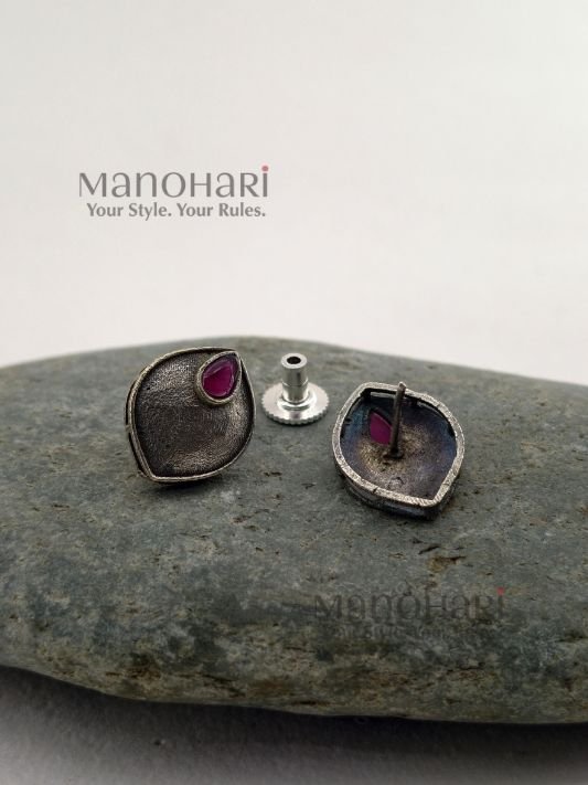 Meher antique glow earrings with elegant silver stone detailing