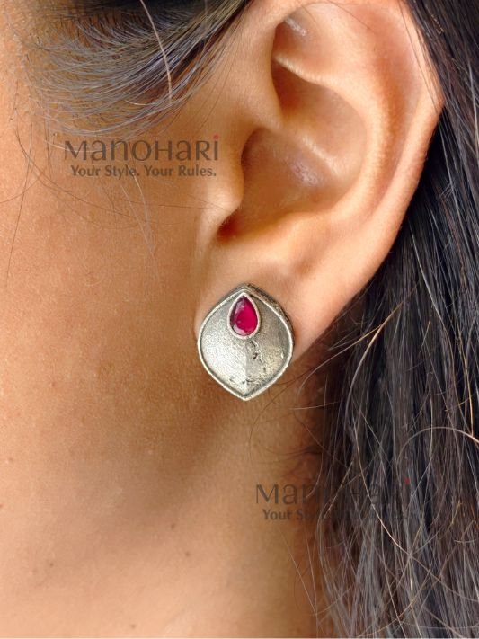 Meher antique glow earrings with elegant silver stone detailing