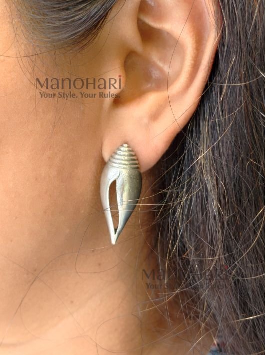 MN-ER-RSHE-RUH-01_2 Ruhani shanka heritage earrings with oxidized silver detailing