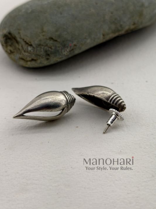 MN-ER-RSHE-RUH-01_3 Ruhani shanka heritage earrings with oxidized silver detailing