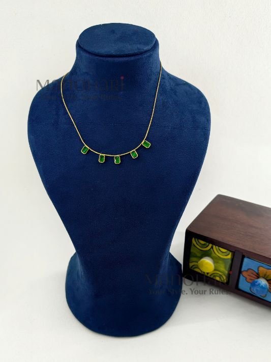 Aarini emerald royale necklace with elegant gemstone and gold detailing