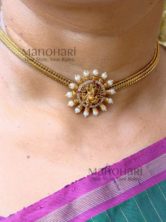 MN-NK-ARPC-AUR-01_1 Aurelia regal pearl choker with Lakshmi temple pendant