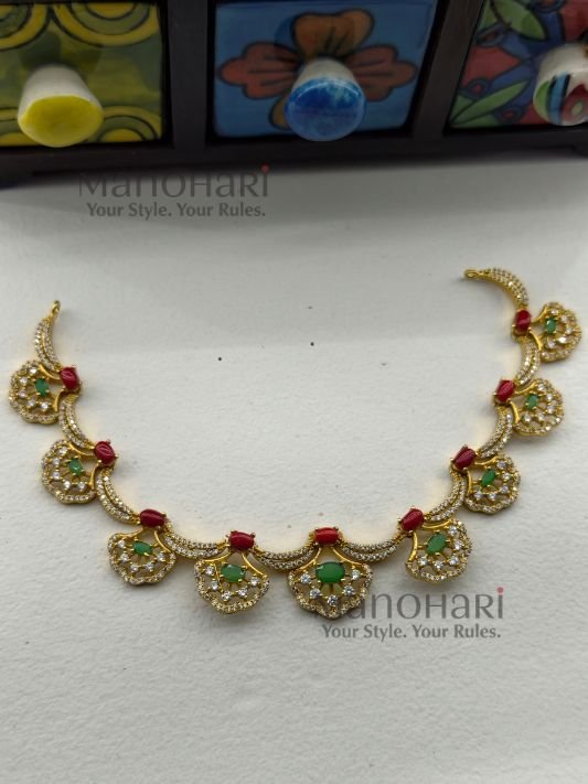 MN-NK-RECE-RUH-01_1 Ruhani emerald coral elegance set with royal gemstone curved necklace detailing
