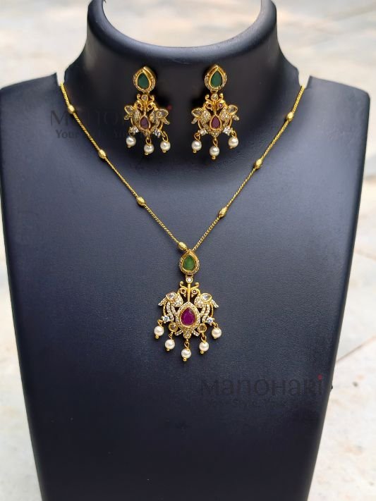 MN-PS-MCCP-MEH-01_3 Meher classic charm pendant set with elegant matte gold detailing