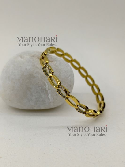 MN-BR-ACLB-AAR-01_1 Aarini Charm Link Bracelet crafted in 18K gold-plated 316L stainless steel with a sleek open-cuff design
