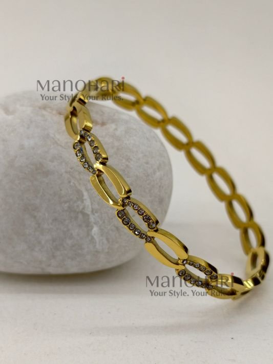 MN-BR-ACLB-AAR-01_3 Aarini Charm Link Bracelet crafted in 18K gold-plated 316L stainless steel with a sleek open-cuff design