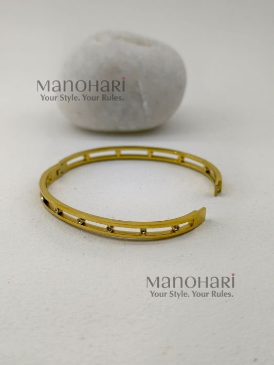 MN-BR-ACLB-ZIY-01_1 Ziya Charm Link Bracelet crafted in 18K gold-plated 316L stainless steel with a sleek open-cuff design