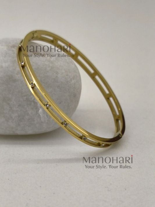 MN-BR-ACLB-ZIY-01_2 Ziya Charm Link Bracelet crafted in 18K gold-plated 316L stainless steel with a sleek open-cuff design