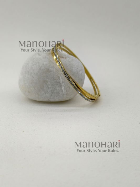 Aurelia Eternal Glow Bracelet crafted in 18K gold-plated 316L stainless steel featuring a sleek and elegant luxury bracelet design