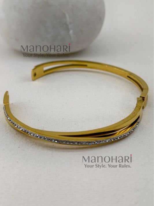 Aurelia Eternal Glow Bracelet crafted in 18K gold-plated 316L stainless steel featuring a sleek and elegant luxury bracelet design