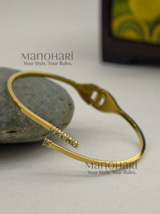**Aurelia Crystal Bracelet crafted from premium 316L stainless steel with 18K gold plating, featuring an elegant openable design for women.**