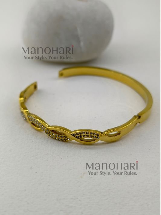 MN-BR-MGLB-MEH-01_1 Meher Grace Link Bracelet crafted in 18K gold-plated 316L stainless steel featuring a sleek and elegant link design
