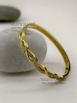 Meher Grace Link Bracelet crafted in 18K gold-plated 316L stainless steel featuring a sleek and elegant link design