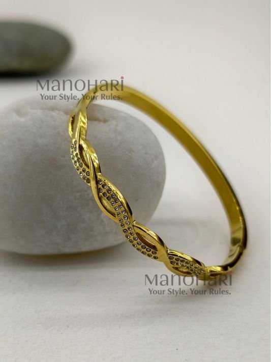 MN-BR-MGLB-MEH-01_2 Meher Grace Link Bracelet crafted in 18K gold-plated 316L stainless steel featuring a sleek and elegant link design