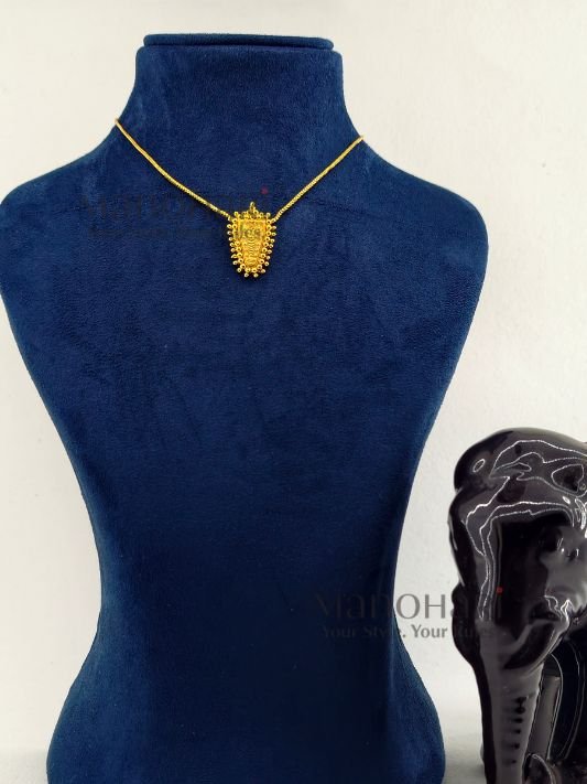 MN-CH-NTP-VNH-01_1 **Vaibhava Nettipattam Heritage Chain crafted from premium brass, featuring a traditional Kerala Nettipattam pendant with an adjustable chain for women.**