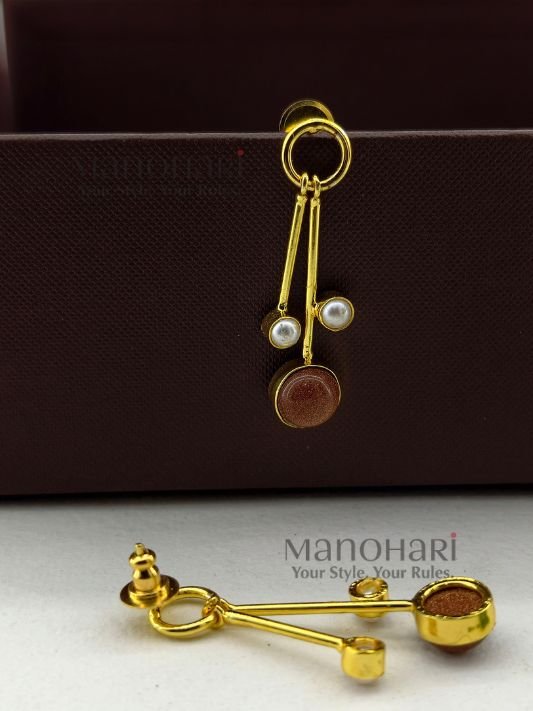 MN-ER-ATPD-AUR-01_1 Aurelia Triple Pearl Drop Earrings featuring a minimalist stick design with elegant triple pearl accents