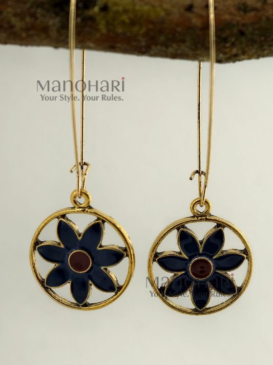 MN-ER-MIRE-MEH-01_1 Meher Indigo Radiance Earrings featuring an indigo floral motif with a terracotta center framed within an elegant gold-tone circular design