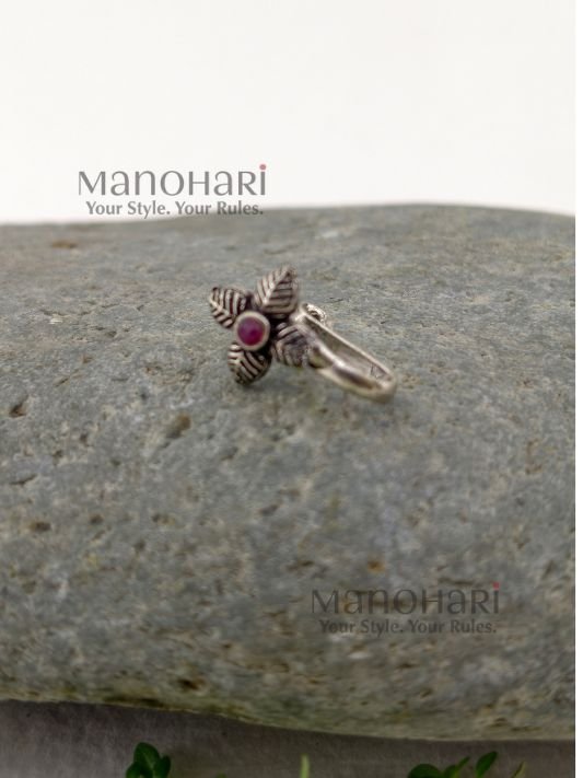 MN-NR-VRBN-VAS-01_1 Vasuki Retro Blossom Nose Pin featuring a vintage floral design with a silver replica finish in an adjustable non-piercing style