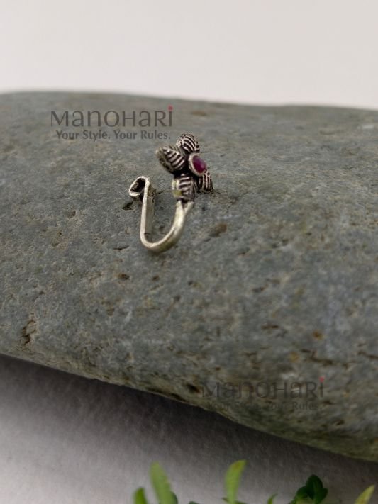 MN-NR-VRBN-VAS-01_2 Vasuki Retro Blossom Nose Pin featuring a vintage floral design with a silver replica finish in an adjustable non-piercing style