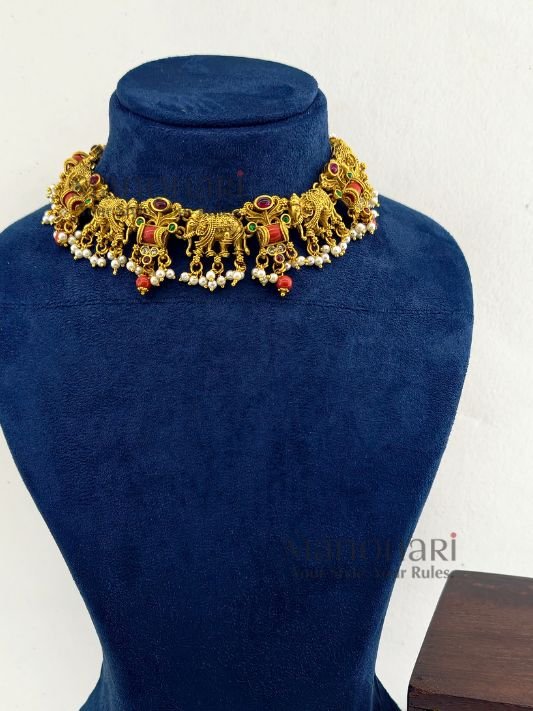 MN-NS-HRT-RGN-01_5 Royal Grace Necklace Set crafted from premium brass with a high gold polish, featuring an elegant heritage-inspired design and matching earrings for women.