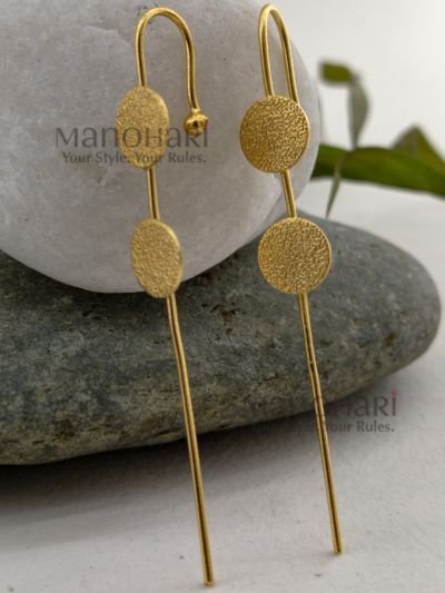 **Zaria Luxe Gold Ear Cuff crafted from premium brass with a radiant gold-plated finish, featuring a sleek modern ear cuff design for elegant everyday wear without additional piercings.**