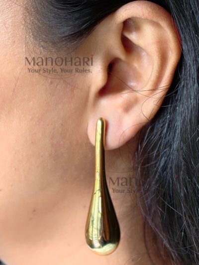 MN-ER-LUX-EGT-01_1 Eliana Gloss Teardrop Earrings crafted from premium brass with a radiant high-gloss gold-tone finish, featuring a sleek 5.5 cm teardrop silhouette that adds timeless elegance and modern sophistication to every outfit.