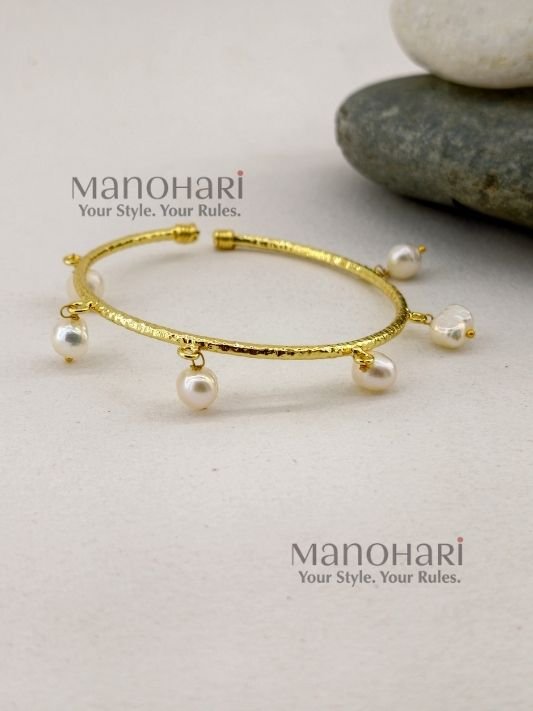 MN-BR-PRL-KGE-01_2 Kiara Gold Pearl Elegance Bangle crafted from brass, featuring an adjustable pearl hanging design and approximately 6 cm inner diameter.