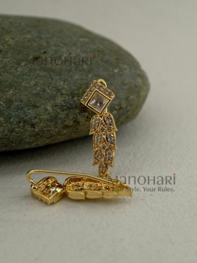 MN-ER-CUF-VAN-01_1 Vanya Diamond Leaf Luxe Ear Cuff with leaf-shaped design, artificial diamond detailing and stainless steel finish