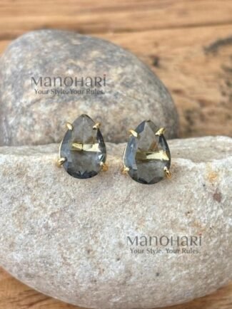 Aarika Drop Elegance stud earrings with drop-shaped glass stone, brass material and 1 cm stud length