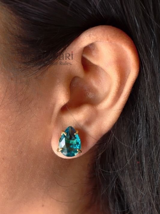 MN-ER-STU-AAR-01_6 Aarika Drop Elegance stud earrings with drop-shaped glass stone, brass material and 1 cm stud length