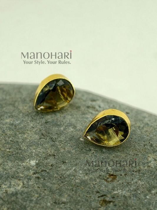 MN-ER-STU-AAR-02_1 Aarika Pear Elegance stud earrings with drop-shaped glass stone, brass material and 1 cm stud length