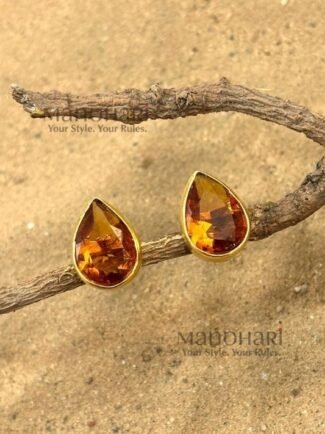 Aarika Pear Elegance stud earrings with drop-shaped glass stone, brass material and 1 cm stud length