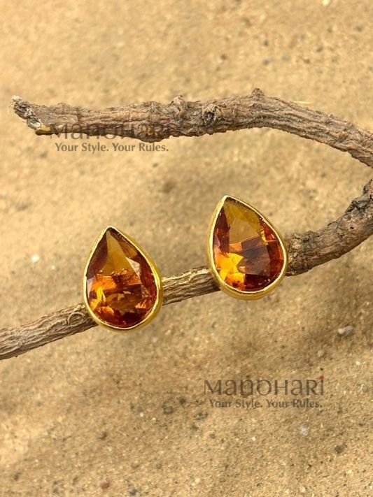 MN-ER-STU-AAR-02_4 Aarika Pear Elegance stud earrings with drop-shaped glass stone, brass material and 1 cm stud length