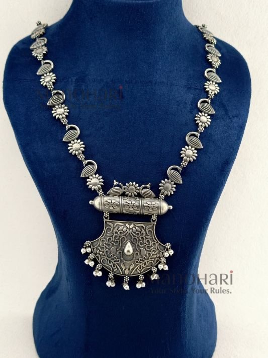 MN-JS-OXI-NAI-01_4 Naira Silver Rustic Elegance long haram necklace set with oxidised silver finish and matching 5 cm earrings