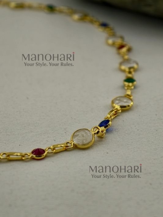 MN-NK-BRQ-KBR-01_3 Kiara Baroque Pearl Radiance Neckpiece featuring an artificial baroque pearl design, elegant gold polish, 20 cm length, and adjustable chain for a customised fit.