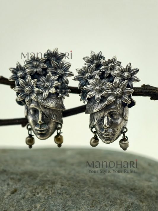 MN-ER-OXI-ELA-02_1 Elara Nature’s Grace 2.5 cm oxidised silver vintage earrings with nature-inspired design