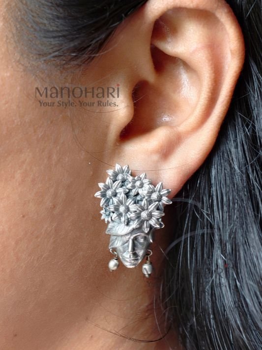 MN-ER-OXI-ELA-02_2 Elara Nature’s Grace 2.5 cm oxidised silver vintage earrings with nature-inspired design