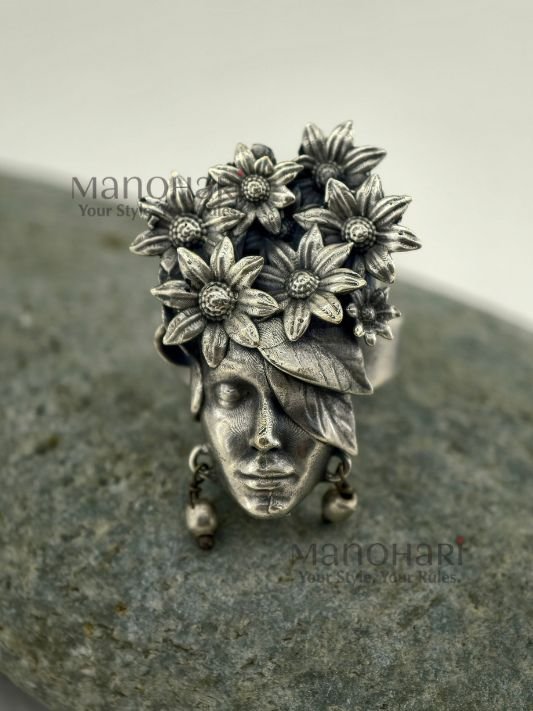 MN-RG-OXI-ELA-02_1 Elara Nature’s Grace 3 cm adjustable oxidised silver ring with nature-inspired vintage design