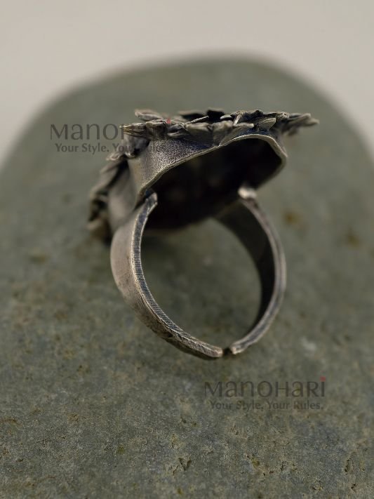 MN-RG-OXI-ELA-02_2 Elara Nature’s Grace 3 cm adjustable oxidised silver ring with nature-inspired vintage design